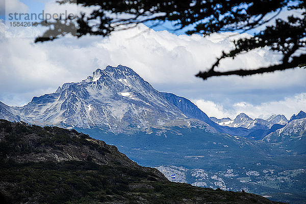 Blick auf einen See zwischen den Bergen in Patagonien Argentinien