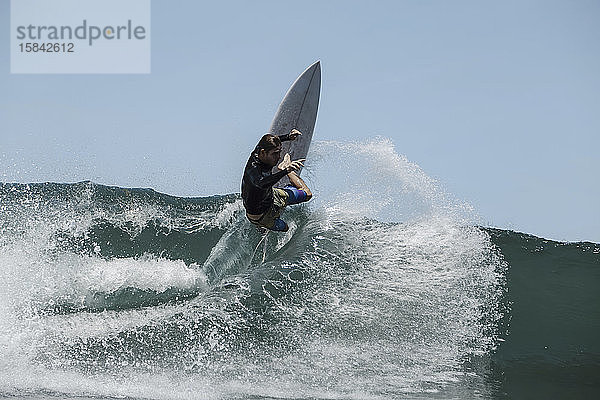 Surfer auf einer Welle