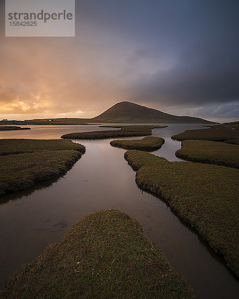 Lichtbruch über Ceapabhal und Küstenmoor  Northton - An Taobh Tuath  Isle of Harris  Schottland