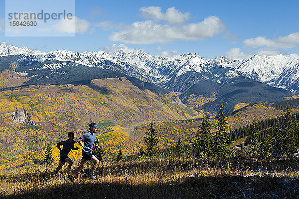 Männer laufen Kamm mit Blick auf die Gore Range-Berge in Vail  Colorado