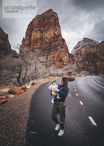 Eine Frau mit einem Kind spaziert im Zion-Nationalpark  Utah