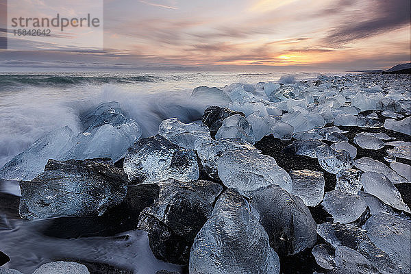 Diamantstrand  Eisblöcke in einem schwarzen Sandstrand