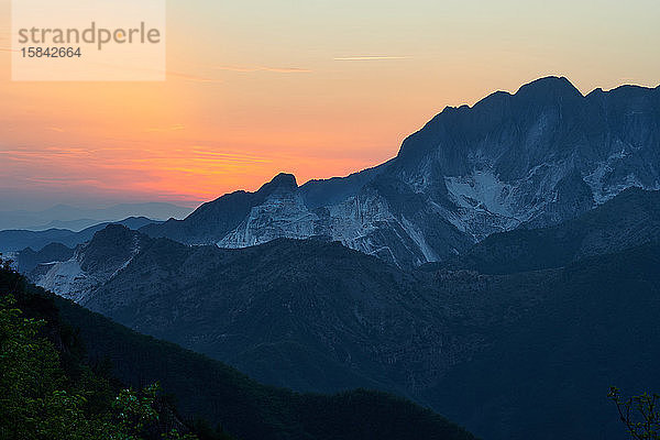 Malerische Berge mit blauer Blüte im sanften Licht der Sonne