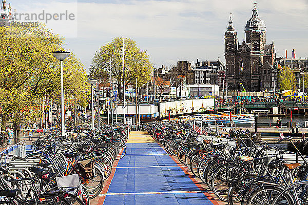 Fahrräder in Fahrradständern in Amsterdam  Niederlande. Ein riesiger Prozentsatz der Bevölkerung fährt in diesem flachen  tief liegenden Land mit dem Fahrrad.
