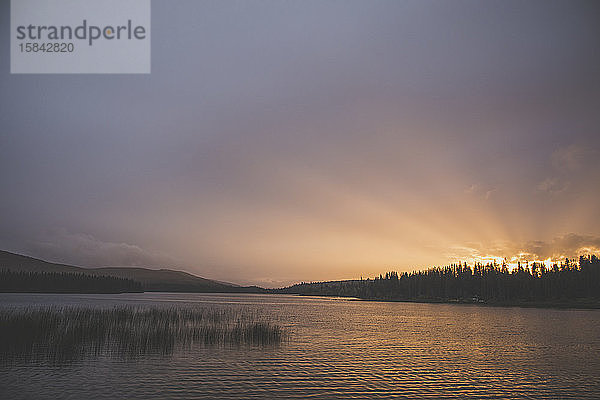 Sonnenuntergang über dem Lac Le Jeune Lake  Britisch-Kolumbien  Kanada.