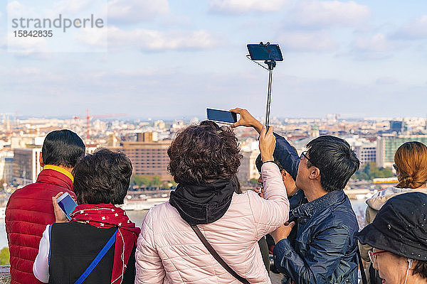 Asiatische Touristen fotografieren Budapest von der Budaer Burg aus