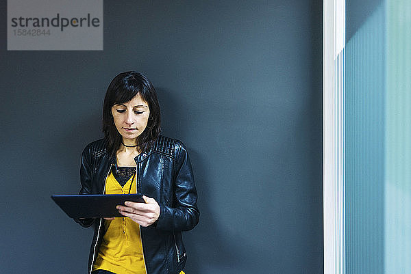 Modeunternehmerin  die am Laptop arbeitet  während sie sich gegen