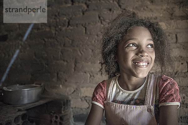 Süßes afro-brasilianisches Mädchen aus Quilombo Barra de Aroeira  lächelnd