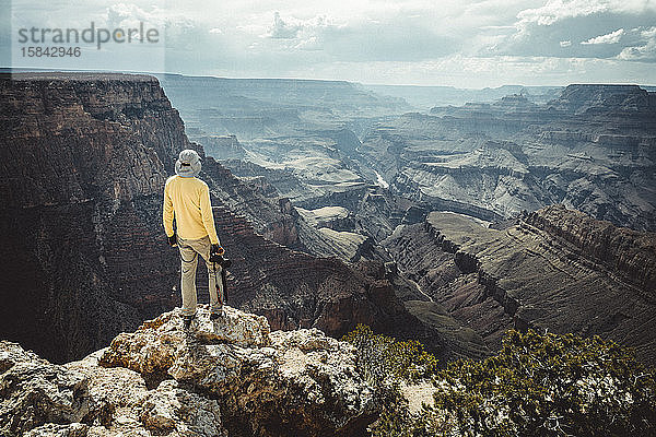 Mann beobachtet den Colorado-Fluss vom Dorf Grand Canyon aus