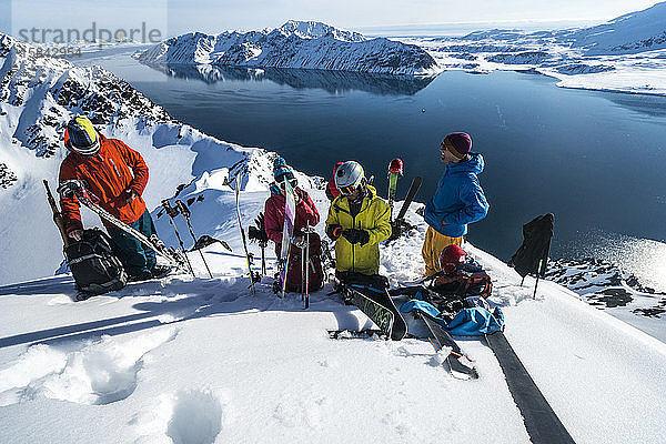 Gruppe von Freunden beim Skilaufen auf Spitzbergen