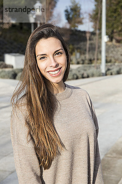 Porträt einer glücklichen jungen Frau in Boadilla del Monte  Spanien