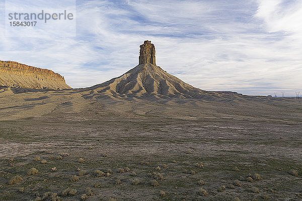 Erosion schneidet tiefe Linien in die Erde ein  die den Schornsteinfelsen M umgeben