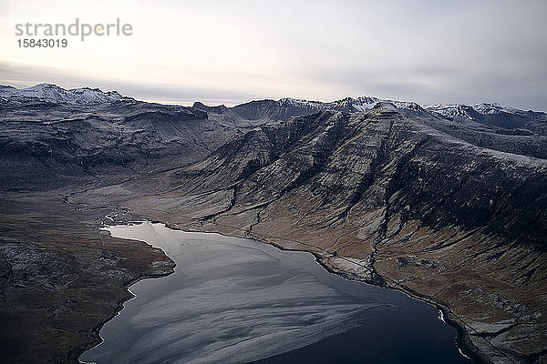 Canyon mit Bergen und See