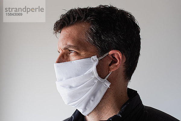 Mann trug während der Covid-19-Pandemie eine selbstgemachte Gesichtsmaske aus Stoff.