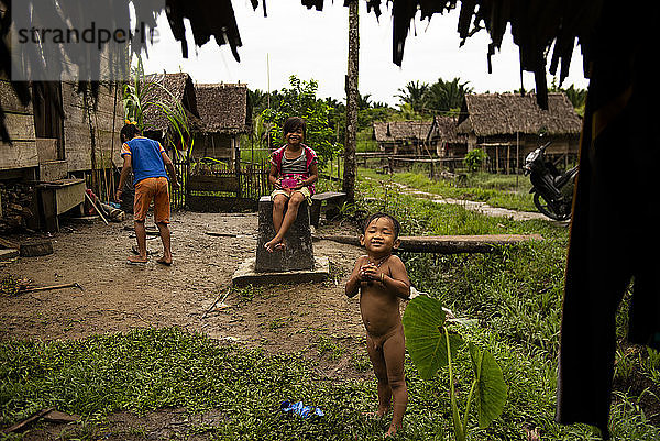 Kinder des Mentawai-Stammes beim Spielen im Hof des Hauses
