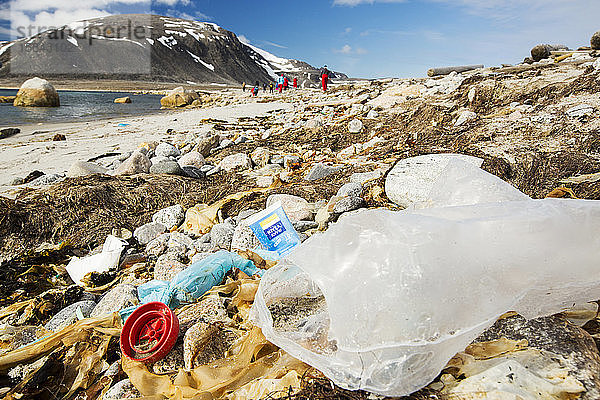 Plastikmüll an einem abgelegenen Strand in Nordsvalbard  nur etwa 600 Meilen vom Nordpol entfernt. Die Plastik wurde von Meeresströmungen an Land gespült.