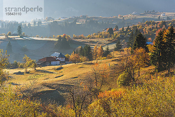 Herbstliche Landschaft. Nebliger Sonnenaufgang in Rodopi  Bulgarien.