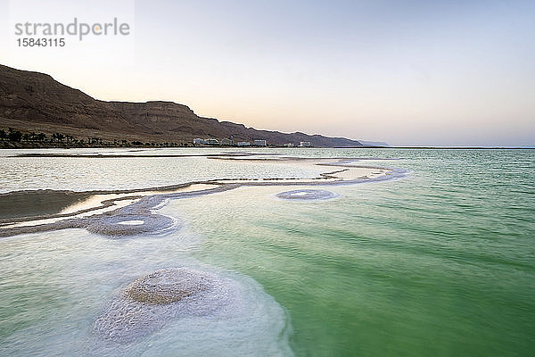 Salzablagerungen im Toten Meer bei Sonnenuntergang  Ein Bokek  Israel