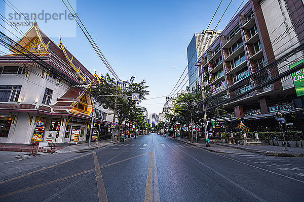 leere Straße auf dem Nachtmarkt Patpong in Silom - Bangkok
