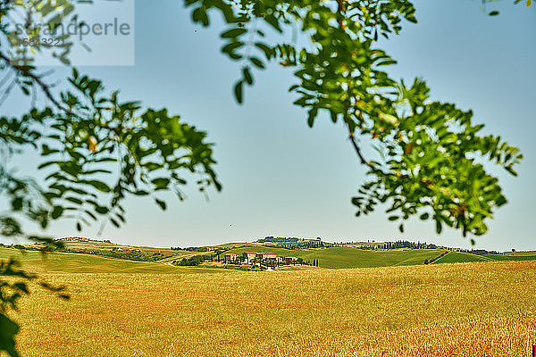 Altes Dorf auf dem Feld in Italien