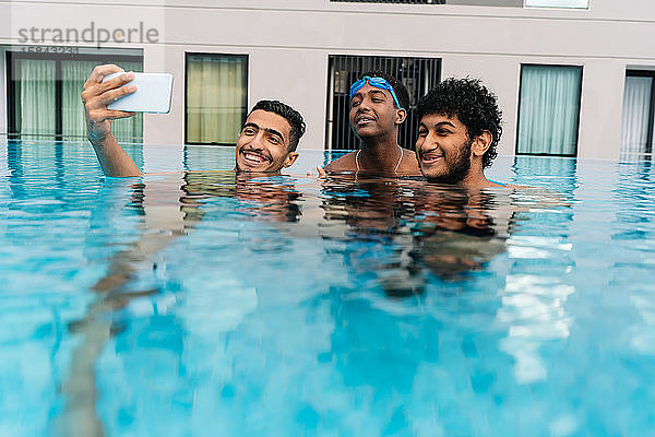 Teenager beim Selbermachen in einem umzäunten Pool