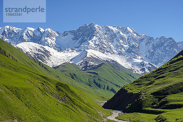 Shkhara-Gipfel im Massiv der Bezingi-Mauer (oder Bezengi-Mauer)  Ushguli  Region Samegrelo-Zemo Svaneti  Georgien