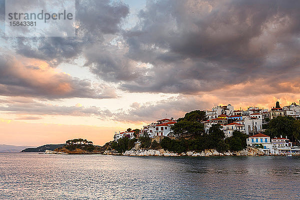 Abendansicht der Stadt Skiathos in Sporaden  Griechenland.