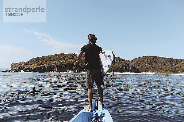 Surfer in einem Boot