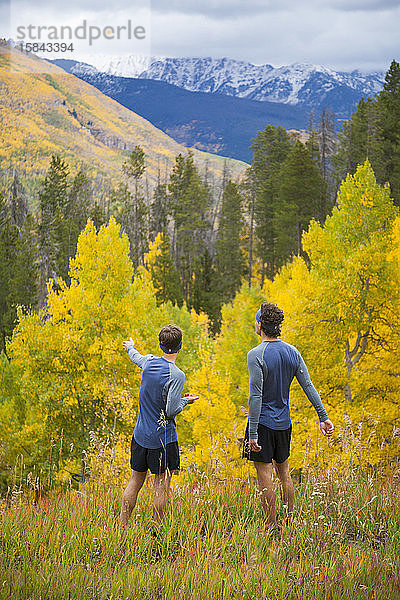 Männer auf Wanderlauf genießen Aussicht auf Espen und Berge in Vail  Colorado