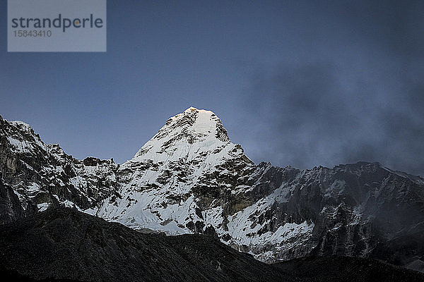 Schneebedeckter Bergsonnenuntergang mit Ama Dablam im Himalaya Nepal