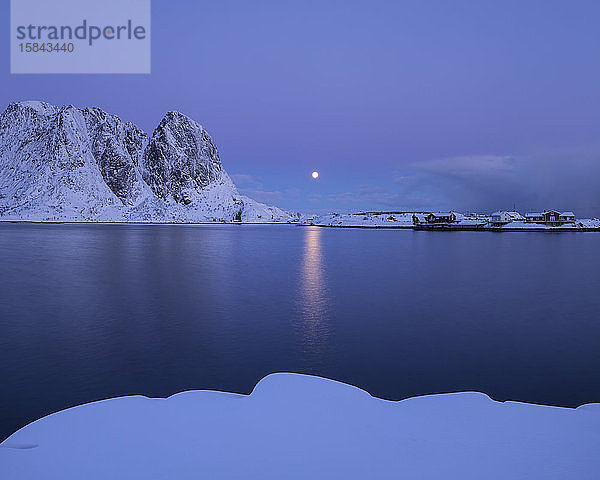 Wintermondaufgang in der pastellfarbenen Dämmerung über HamnÃ¸y  MoskenesÃ¸y  Lofoten-Inseln  Norwegen