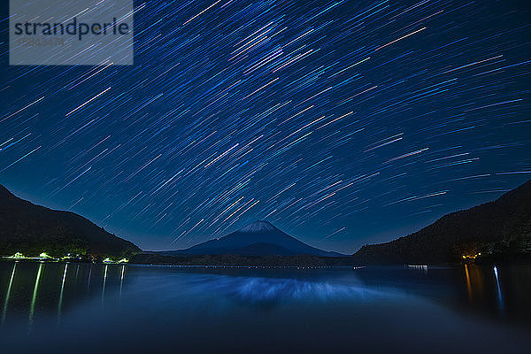 Sternenpfade über dem Berg Fuji in einer klaren Nacht vom Shoji-See aus  Präfektur Yamanashi  Japan