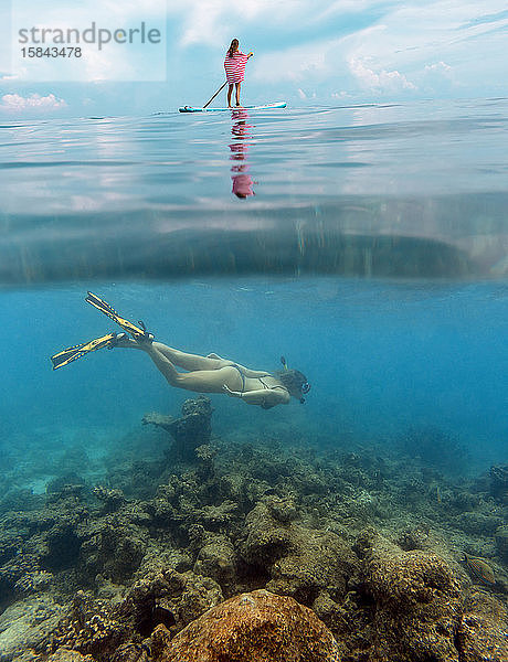 Junge Frauen haben Spaß am Meer  Unterwasserblick