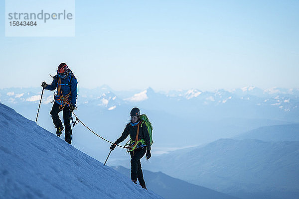 Zwei Bergsteigerinnen wandern auf einen Gletscher auf dem Mt. Baker  WA.