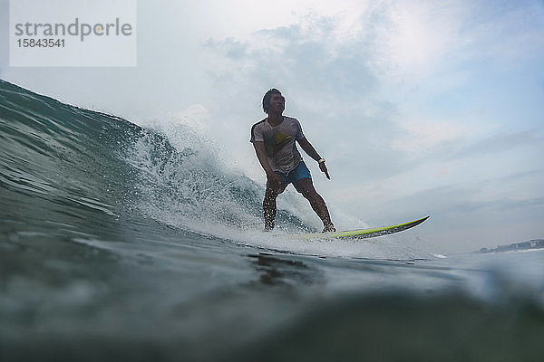 Surfer auf einer Welle