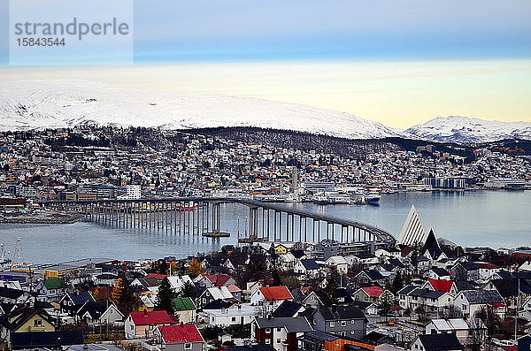 Stadtpanorama von Tromso mit schöner Brücke