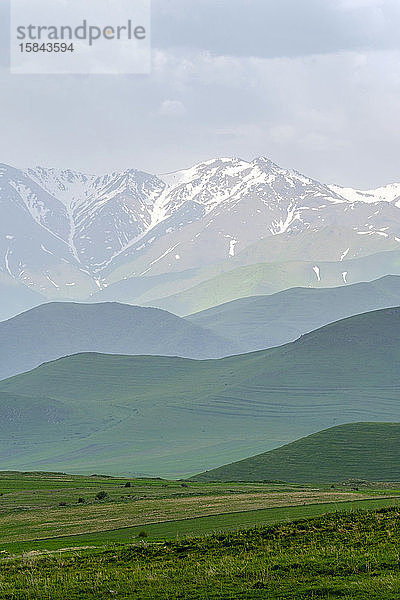 Blick auf den Berg Kaputzukh im Zangezur State Sanctuary an der Grenze zwischen Armenien und Aserbaidschan