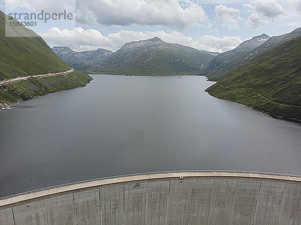 Luftaufnahme eines Staudamms in den Schweizer Alpen
