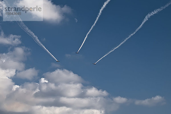 Militärisches Flugzeuggeschwader fliegt bei blauem Himmel in die Ferne