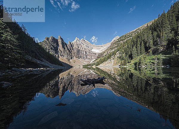 Der Agnes-See und die umliegenden Berge in Banff  Alberta  Kanada.