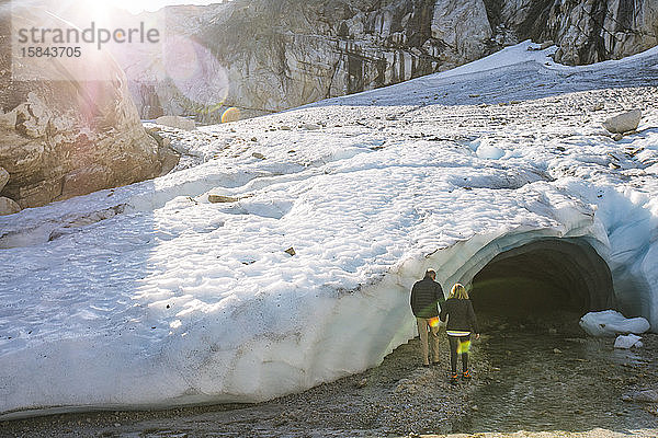 Ehepaar im Ruhestand betritt Eishöhle bei Luxusexkursion.