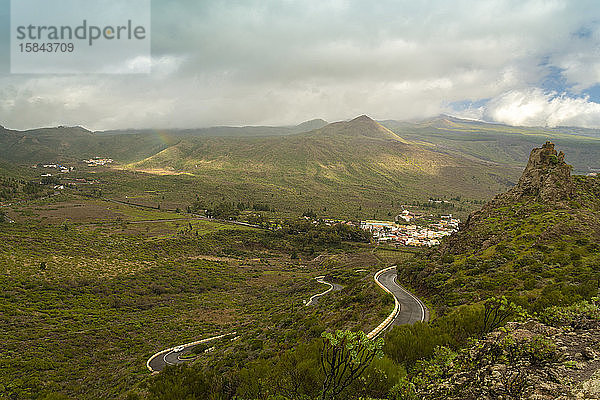 Bergweg im Süden Teneriffas durch die grünen Berge