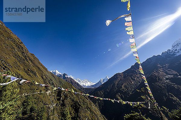 Gebetsfahnen  Ama Dablam und Himalaja in der Everest-Region von Nepal