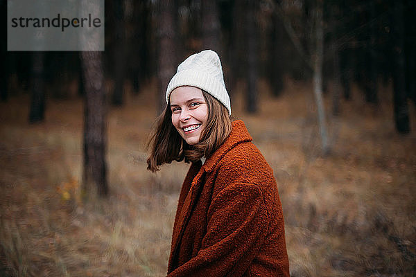 Nahaufnahme-Porträt einer hübschen jungen Dame  die im Wald steht