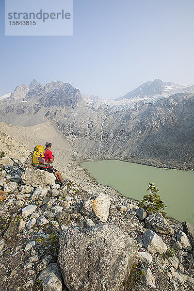 Wanderer macht eine Pause mit Aussicht  Athelney Pass  Britisch-Kolumbien  Kanada