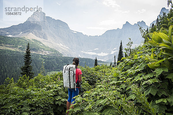 Frau mit Blick auf die Berge