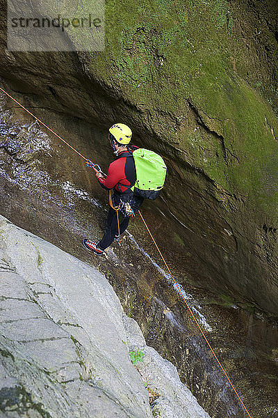 Canyoning Furco-Schlucht in den Pyrenäen.