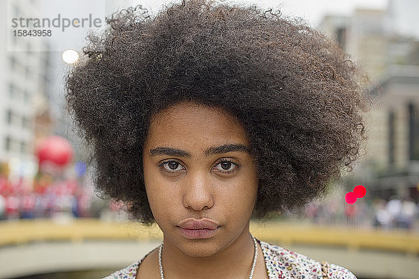 Brasilianisches Mädchen mit Afro-Frisur in der Paulista Avenue