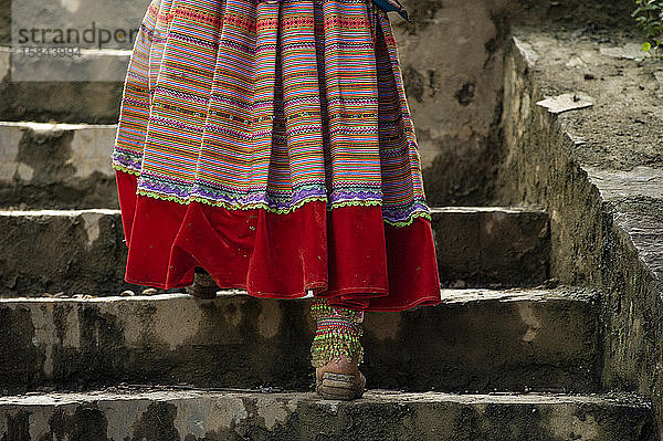 Frau in traditioneller Kleidung auf dem Markt von Bac Ha