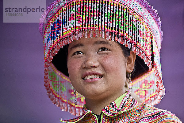 Einheimische junge Hmong-Dame in traditioneller farbenfroher Kleidung